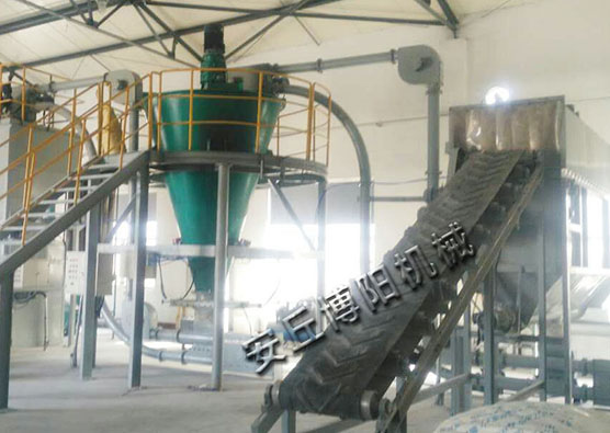 無塵輸送機(jī)搭配管鏈輸送機(jī)，就解決了車間的揚(yáng)塵問題