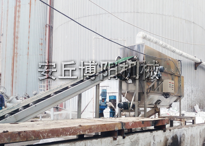 片堿自動(dòng)拆包機(jī)應(yīng)該如何做好養(yǎng)護(hù)工作？