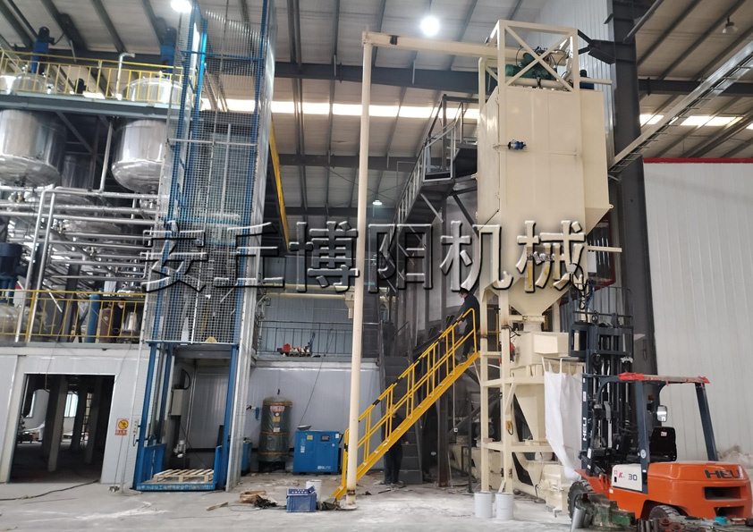 安丘博陽機械碳酸鈣噸袋拆包機是如何工作的呢？