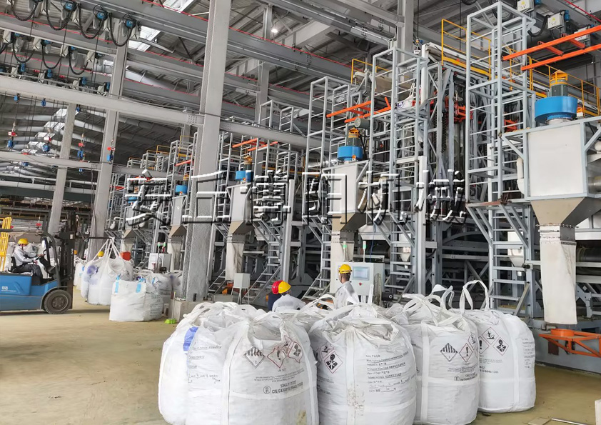 粉體全自動(dòng)噸袋拆袋機(jī)的特點(diǎn)和配套設(shè)備有哪些？