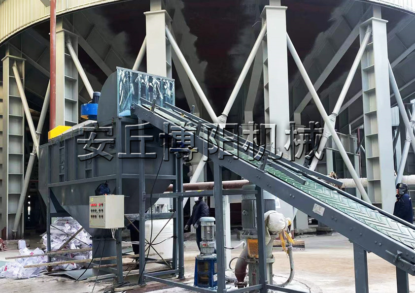 片堿自動(dòng)拆包機(jī)如何實(shí)現(xiàn)拆包輸送的無(wú)塵化？