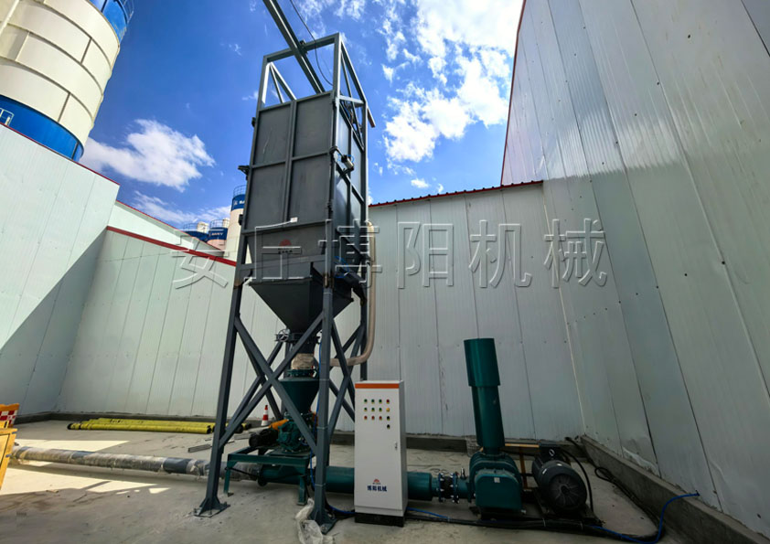水泥噸袋拆袋機(jī)無(wú)揚(yáng)塵 噸袋拆包投料機(jī)使用現(xiàn)場(chǎng)